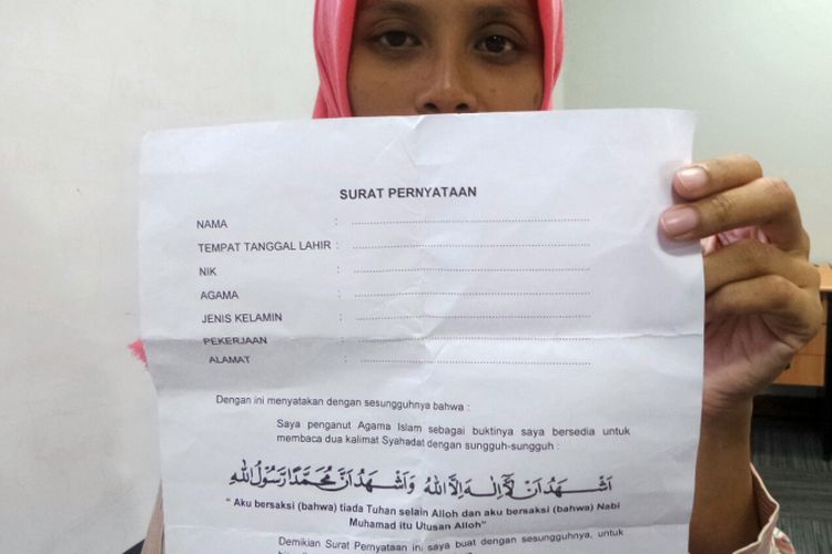 Desi Aries Sandy (28), salah seorang warga Ahmadiyah, menuturkan, pihak Dinas Dukcapil tidak mau menerbitkan e-KTP sebelum seluruh warga Ahmadiyah menandatangani surat pernyataan mengakui agama Islam dan mengucap kalimat Syahadat. Desi mengadukan dugaan maladministrasi tersebut ke Ombudsman, Senin (24/7/2017).