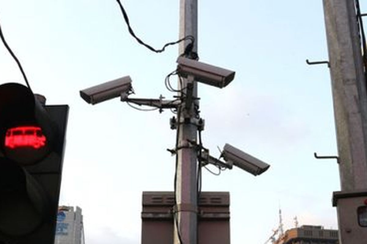 Kamera ETLE di Simpang Sarinah Jalan MH Thamrin, untuk implementasi ETLE atau tilang elektronik.