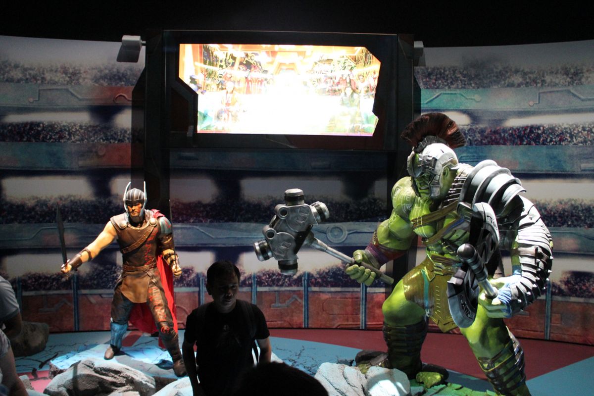 Replika Thor dan Hulk di pameran 10 tahun Marvel Studios, ArtScience Museum, Marina Bay Sands, Singapura. 