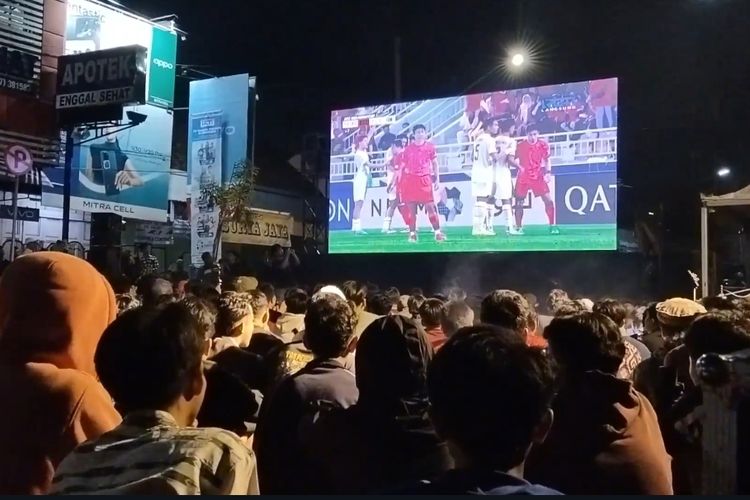 Riuh sorak sorai dari ribuan masyarakat menggema di Kawasan Moro Soetta, Jalan Soekarno-Hatta Kebumen.   Euforia masyarkat  yang merayakan kemenangan timnas kesayang mereka taerlihat  dalam  nonton bareng (Nobar) pertandingan babak perempat final Piala Asia U-23 antara Timnas Indonesia vs Korea Selatan (26/04/24)