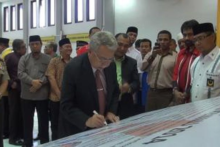 Gubernur Aceh Zaini Abdullah, menjadi saksi dan menandatangani deklarasi pemilu damai di Aceh, Jumat (7/2/2014)***** K12-11