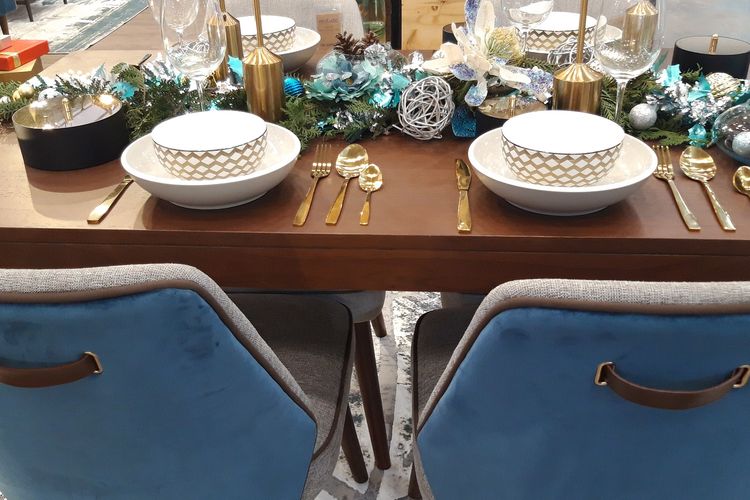 Koleksi bernuansa biru kehijauan menjadi ambiance detail interior yang festive dan elegan dalam menyambut Natal dan tahun baru. Berpadu unik dengan nuansa emas.