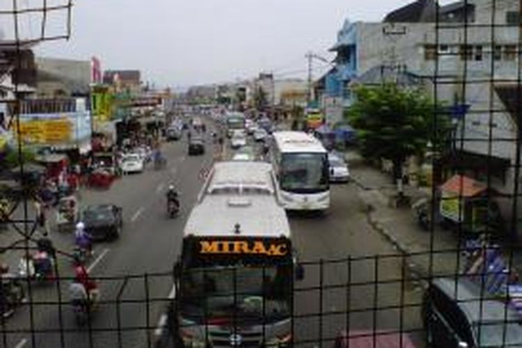 Jalur Solo-Semarang di titik kemacetan di Kartasura. 