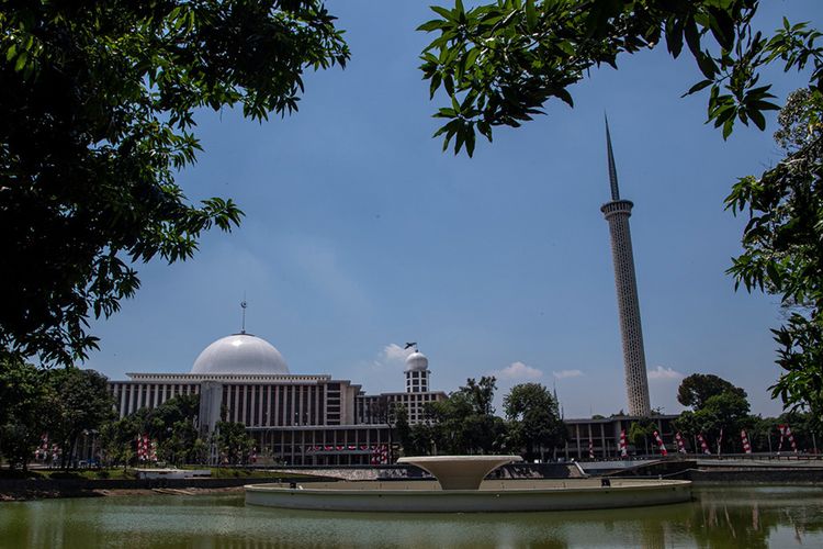 Suasana kawasan Masjid Istiqlal yang telah rampung 100 persen direnovasi, di Jakarta, Kamis (27/8/2020). Sedianya renovasi yang dimulai pada Mei 2019 ditargetkan rampung sebelum bulan Ramadhan 2020, namun mundur karena terjadi pandemi Covid-19 dan diberlakukannya kebijakan Pembatasan Sosial Berskala Besar (PSBB).