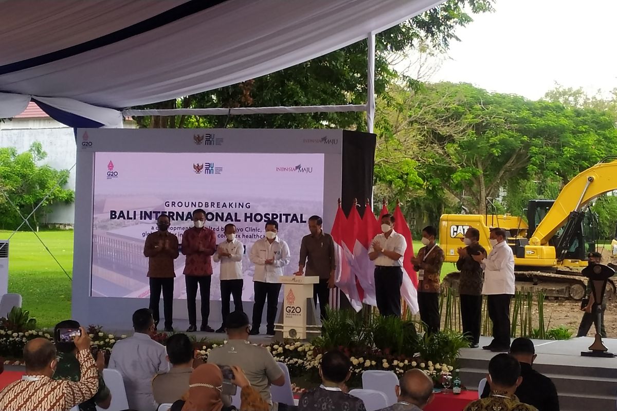 Presiden Joko Widodo saat meresmikan pembangunan Bali Internasional Hospital di Denpasar Bali, Senin (27/12/2021). 