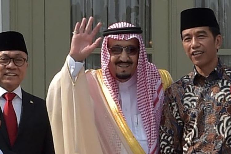 Presiden Indonesia Joko Widodo (tengah kanan) dan Raja Arab Saudi Salman bin Abdulaziz al-Saud (tengah kiri) berpose bersama sejumlah tokoh Muslim di depan Istana Kepresidenan, Jalan Medan Merdeka Utara, Kamis (2/3/2017).