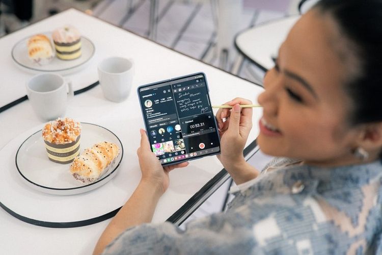 Yura Yunita menggenggam Samsung Galaxy Z Fold 5