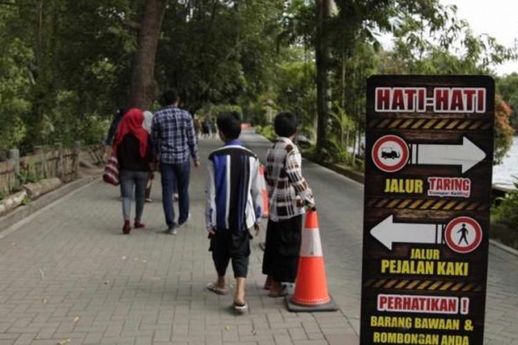 Papan penunjuk arah di Kebun Binatang Gembira Loka, Daerah Istimewa Yogyakarta, Jumat (29/8/2014). Kebun binatang yang memiliki luas sekitar 20 hektar ini menjadi salah satu tempat wisata yang diminati warga. 