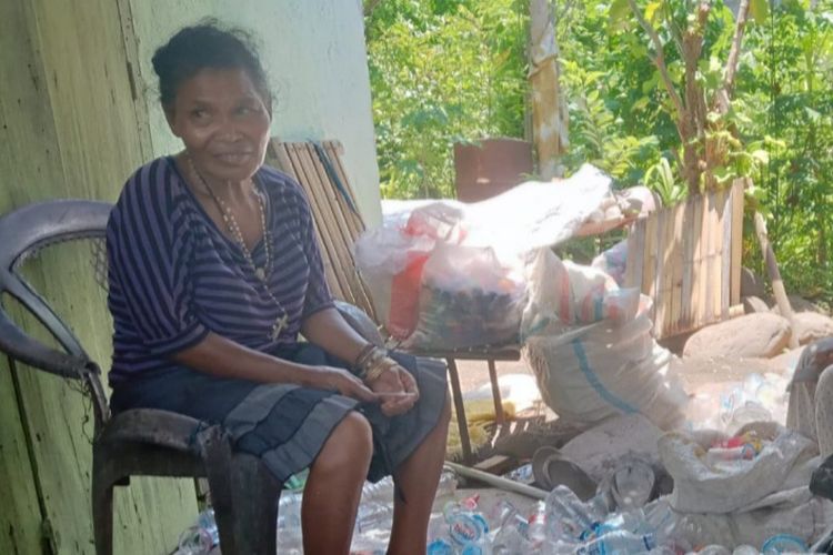 Foto: Margareta (67) pemulung yang tinggal di Kompleks Gudang Matahari, Kelurahan Wairotang, Kecamatan Alok Timur, Kabupaten Sikka, NTT.