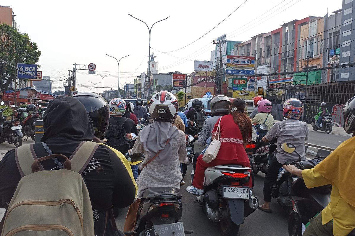 Sejumlah warga Depok menyetujui pembangunan flyover di Margonda asal dibarengi penertiban angkutan umum 