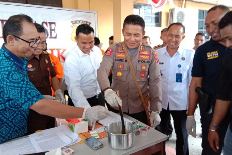 Kapolres Mimika AKBP Agung Marlianto bersama Kepala BNN Kompol Mirsaling, perwakilan Kejaksaan Negeri Timika dan kuasa hukum tersangka memusnahkan sabu dengan cara direndam di air mendidih, Senin (19/11/2018)