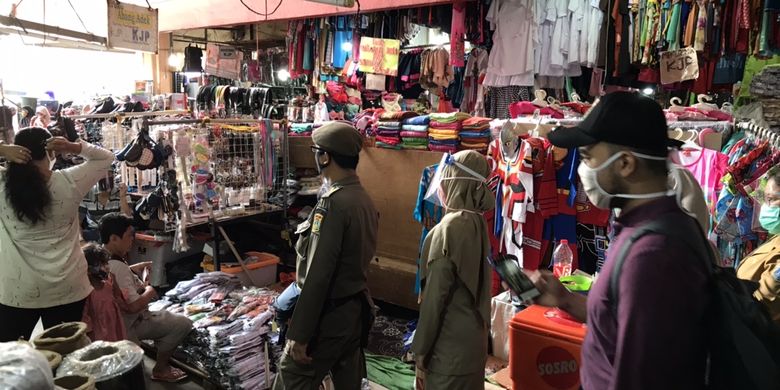 Pihak Satuan Polisi Pamong Praja (Satpol PP) bersama para Aparatur Sipil Negara (ASN) menegur pedagang-pedagang di Pasar Kebayoran Lama yang tak menggunakan masker, Senin (6/7/2020).