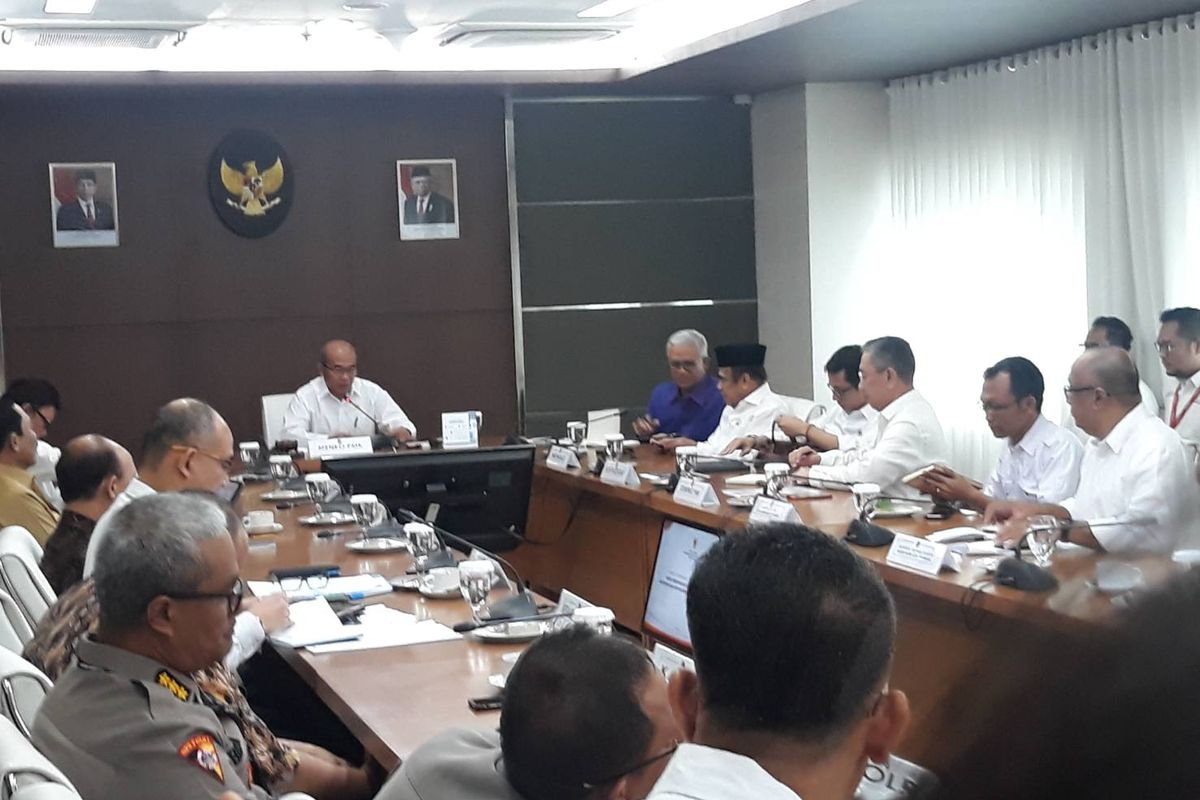 Menteri Koordinator bidang Pembangunan Manusia dan Kebudyaan (Menko PMK) Muhadjir Effendy memimpin rapat mengenai revisi hari libur nasional dan cuti bersama tahun 2020 di kantor Kemenko PMK, Senin (9/3/2020).