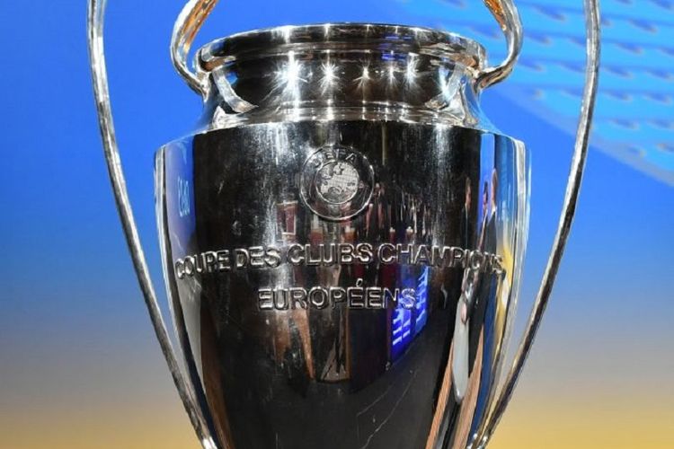 Trofi Liga Champions dipajang jelang undian babak perempat final di Nyon, Jumat, 16 Desember 2018. 