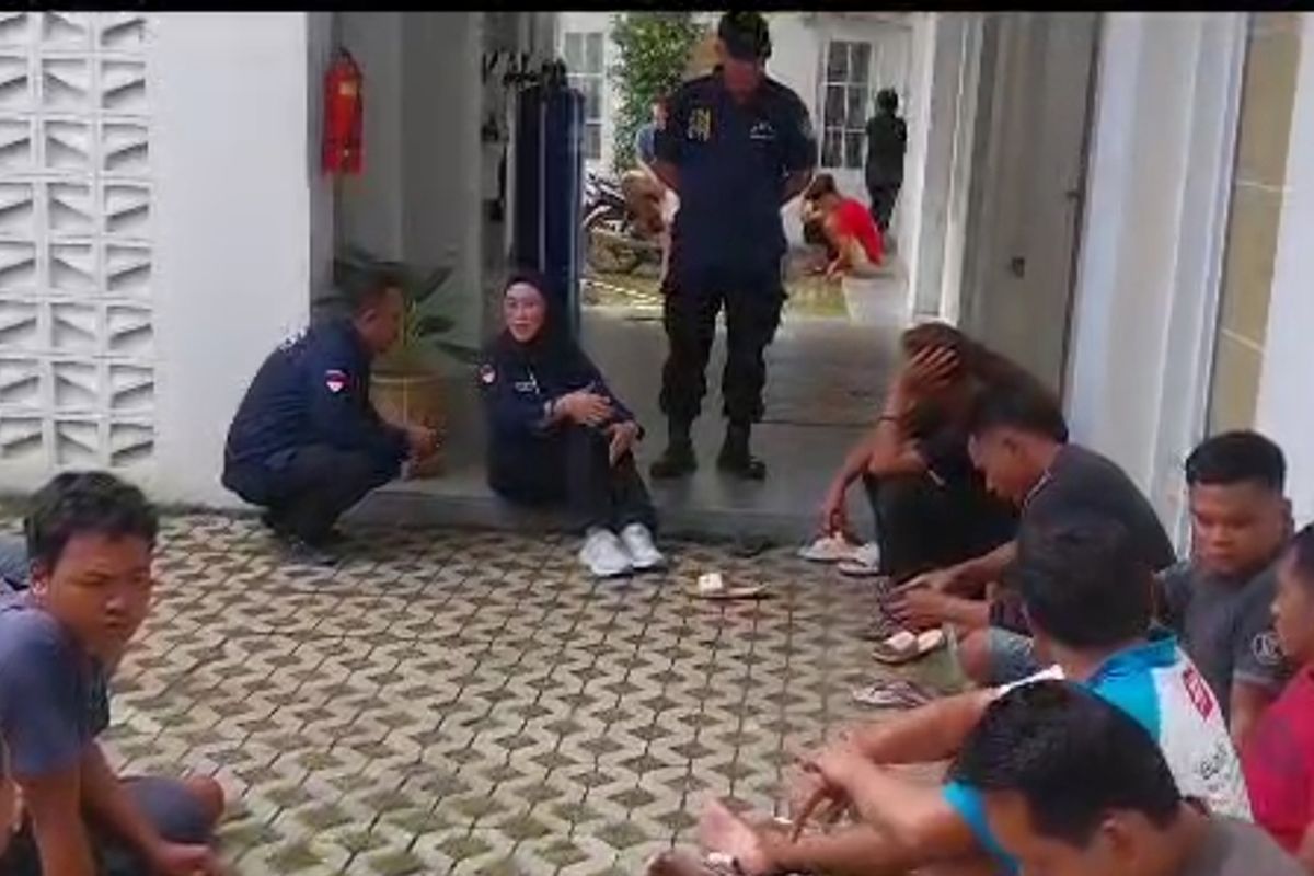 Tangkapan layar video singkat sejumlah warga tertahan di penginapan di Kapanewon Temon, Kabupaten Kulon Progo, Daerah Istimewa Yogyakarta. Mereka dijanjikan bekerja di New Zealand. Polisi menduga mereka jadi korban perdagangan orang setelah dinilai tidak dilengkapi dengan dokumen yang sah dan resmi.