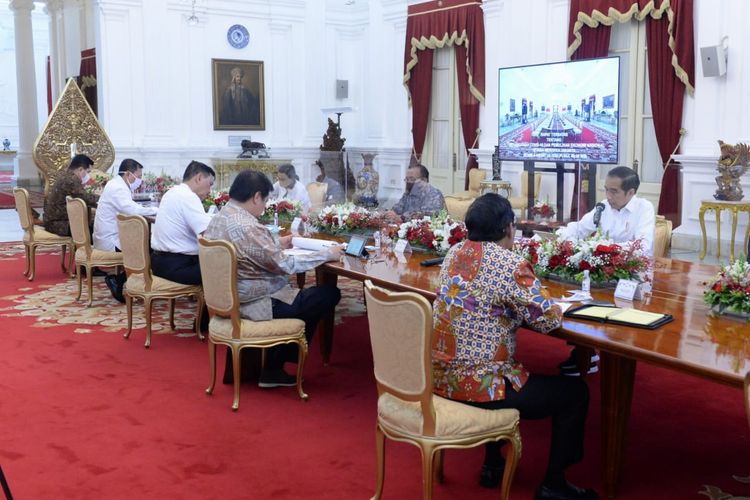 Presiden Joko Widodo dan sejumlah menteri Kabinet Indonesia Maju tertangkap kamera tak menggunakan masker saat rapat terbatas di Istana Negara, Jakarta, Senin (3/8/2020). 