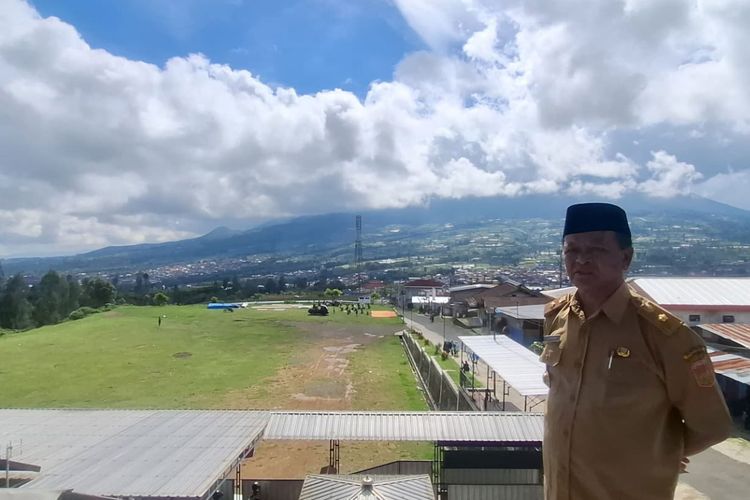 Kepala Desa Butuh Wonosobo Dzikroni Berlatar Belakang Lapangan Dusun Garung untuk Shalat Idul Adha 2026.