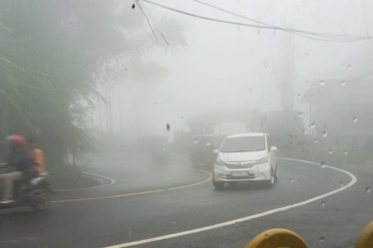 Kabut cukup tebal menyelimuti ruas Jalan Raya Puncak Bogor, Jawa Barat, pada Jumat (30/12/2022).