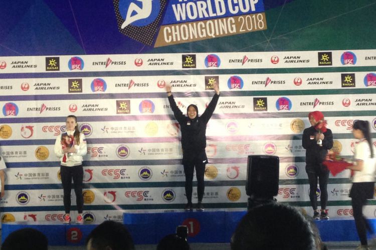 Atlet panjat tebing Indonesia, Aries Susanti Rahayu (tengah), berhasil menjadi yang tercepat dalam IFSC WorldCup Series Chongqing, China.