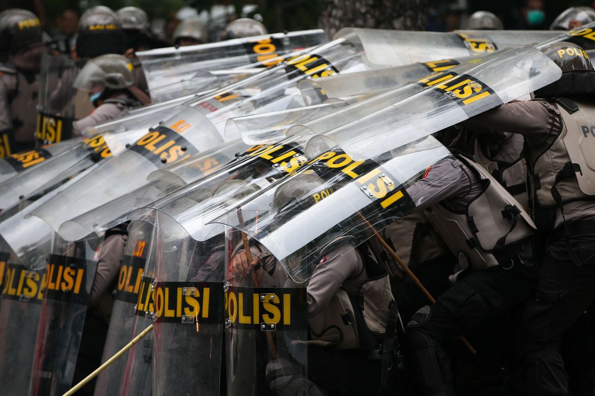 Polisi membubarkan massa saat kericuhan terjadi di seputar Patung Kuda, Jakarta, Selasa (13/10/2020). Demonstrasi menolak UU Cipta Kerja.