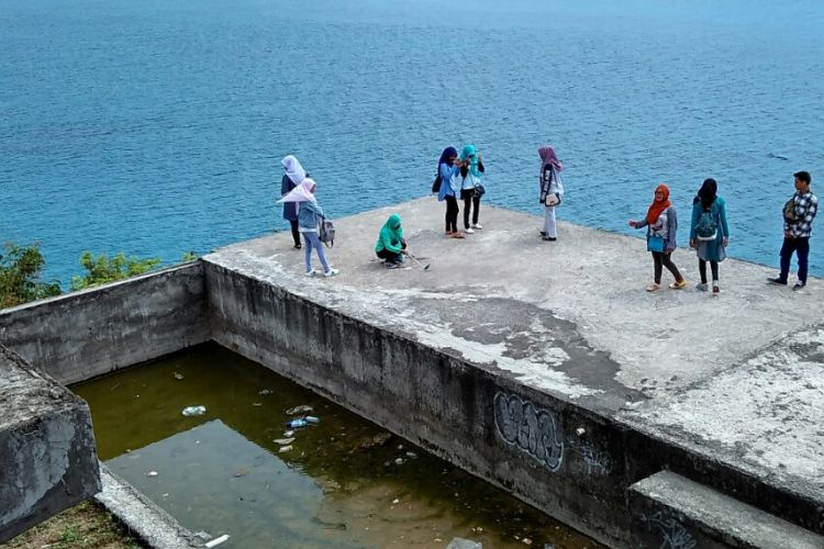 Lokasi kolam renang yang menjadi favorit pengunjung di Vila Hantu Lombok untuk berfoto. Vila tak berpenghuni ini terletak di Dusun Setangi, Desa Malaka, Pemenang Barat, Kabupaten Lombok Utara, Nusa Tenggara Barat (NTB). Jaraknya sekitar 30 menit dari kawasan wisata Senggigi.