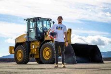 Jack Miller Coba Ekskavator Caterpillar Pakai Helm Balap