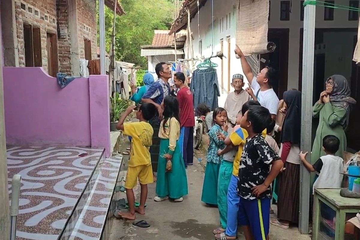Sejumlah warga di desa Buntet, kawasan pondok pesantren Buntet Cirebon menunjukkan beberapa benda yang bergerak akibat gempa dan dentuman yang berulang kali terjadi pada Kamis pagi (15/6/2023)