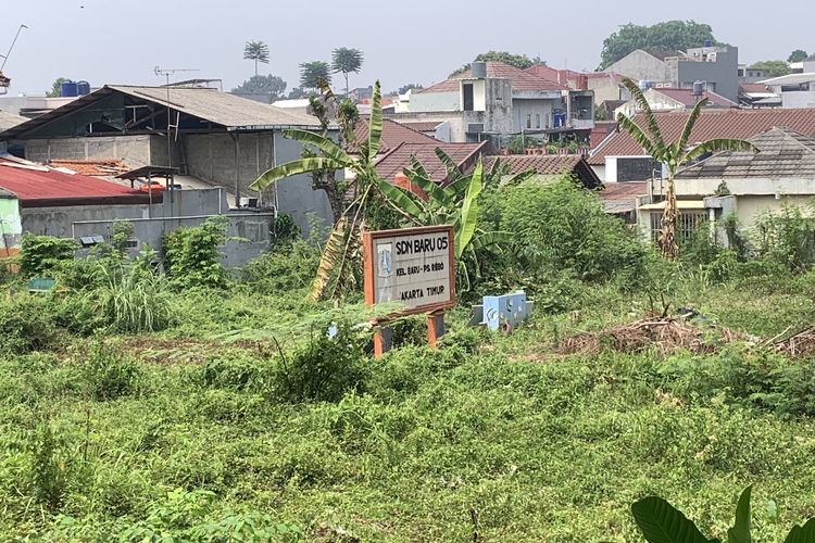 Lahan SDN Baru 05 Jaktim Dipenuhi Semak Belukar dan Sampah, Revitalisasi Masih Dinanti