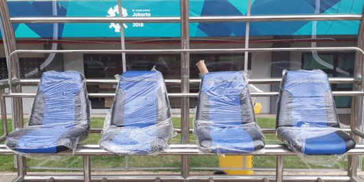 Kursi pemain dan official tim sepak bola negara peserta Asian Games tampak masih baru terbungkus plastik, Selasa (7/8/2018).