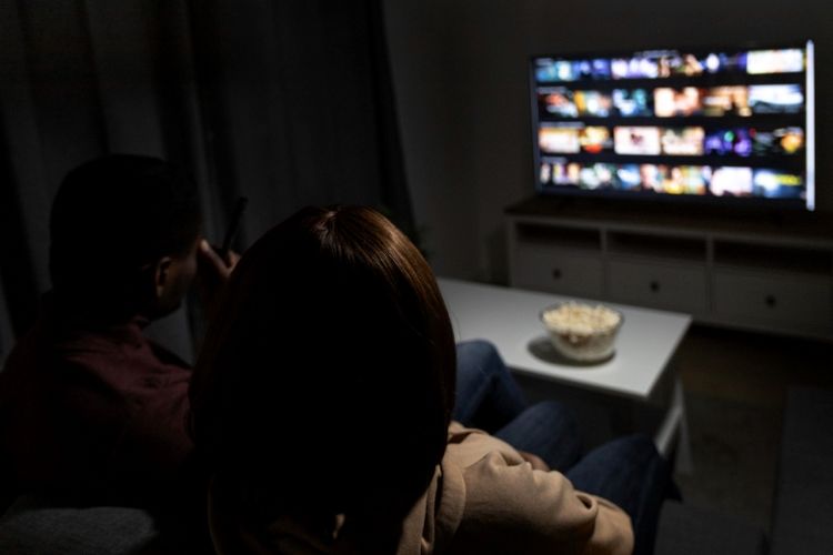 Ilustrasi bersantai sambil menonton acara favorit di TV. 