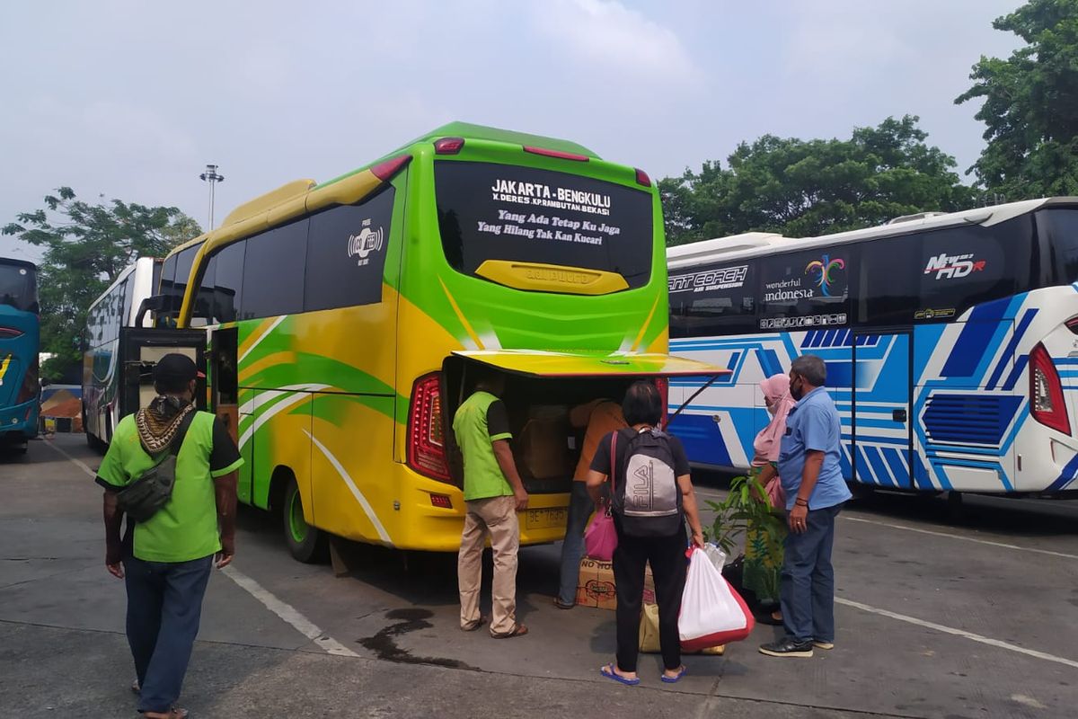 Sejumlah penumpang sedang melalukan loading barang ke dalam bus tujuan Bengkulu di Terminal Kalideres Jakarta Barat, Rabu (3/11/2021) 