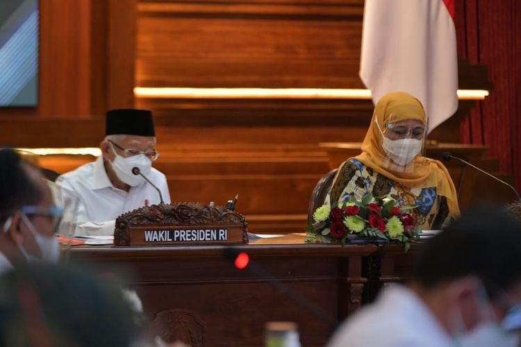 Wakil Presiden Ma'ruf Amin saat memimpin rapat kooordinasi penanganan kemiskinan ekstrem di Surabaya, Jawa Timur, Kamis (30/9/2021), didampingi Gubernur Jawa Timur Khofifah Indar Parawansa. 