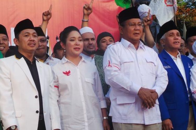 Titiek Soeharto bersama dengan Prabowo Subianto dan sejumlah elit partai pendukung dalam deklarasi Koalisi Merah Putih secara permanen di Tugu Proklamasi