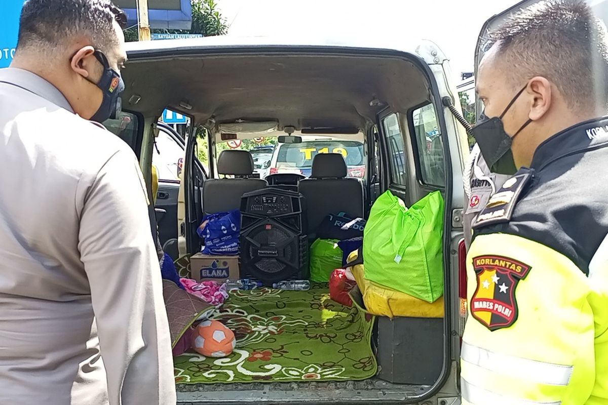 Petugas kepolisian menindak satu unit mobil ambulans relawan beringin yang terobos one way di Jalur Puncak Bogor, Jawa Barat, Sabtu (7/5/2022).