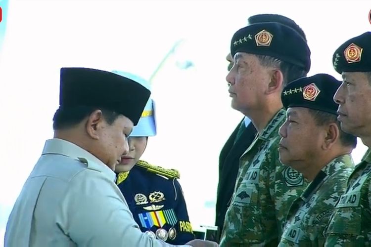 Lima jenderal TNI (purnawirawan) dianugerahi kenaikan pangkat jenderal kehormatan oleh Presiden Prabowo Subianto dalam upacara kehormatan militer di Batujajar, Bandung, Jawa Barat, Minggu (10/8/2025).