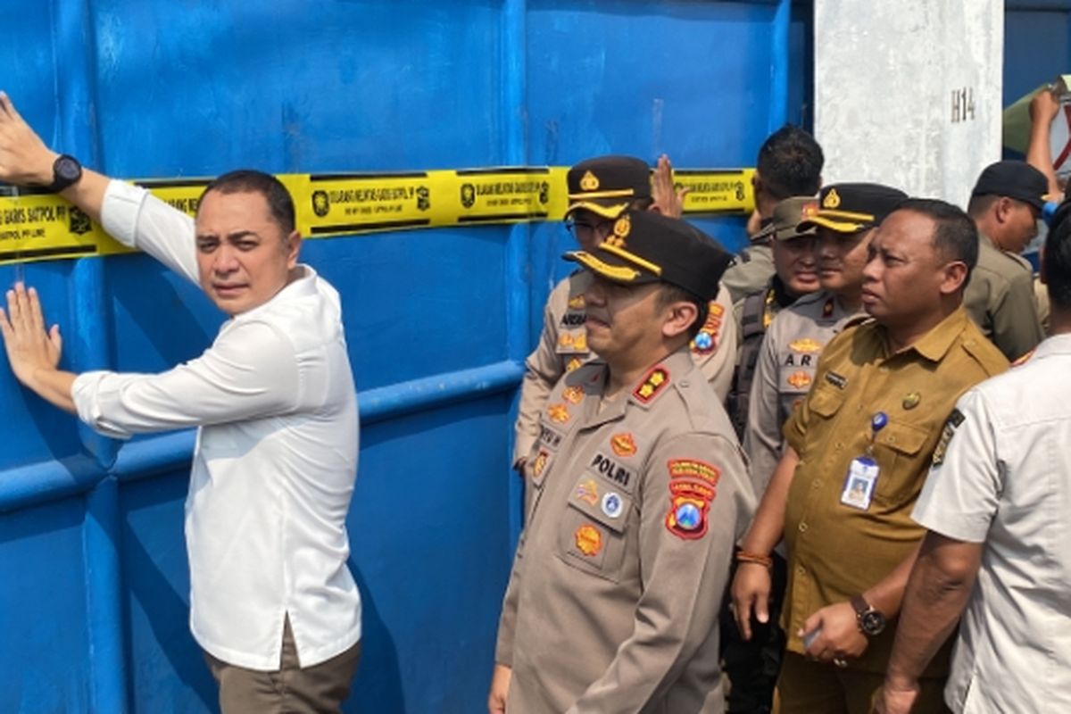 Wali Kota Surabaya, Eri Cahyadi, saat menyegel gudang CV Sentoso Seal, Selasa (22/4/2025).