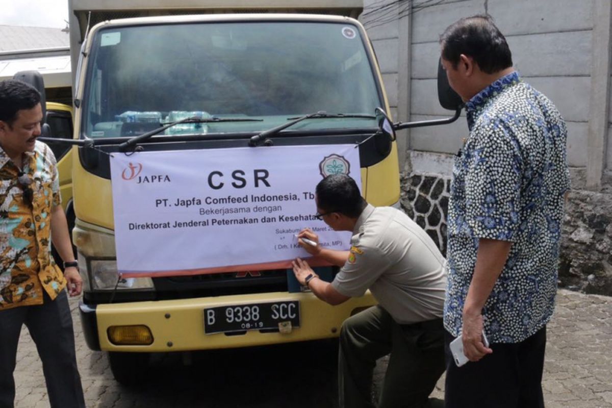 Acara penyaluran CSR PT Japfa Comfeed Indonesia Tbk (JAPFA) bekerja sama dengan Kementrian Pertanian melalui Direktorat Jenderal Peternakan dan Kesehatan Hewan (Ditjen PKH) di Sukabumi, Jawa Barat, Kamis (30/3/2017).