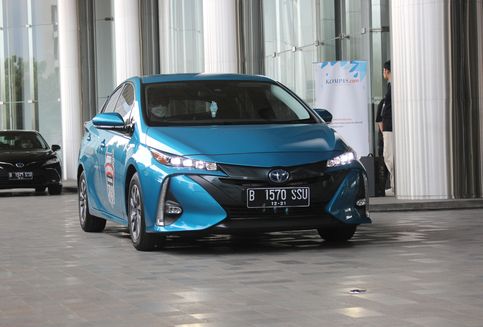 Suasana Kabin Toyota Prius PHEV Selama Perjalanan Jakarta-Yogyakarta