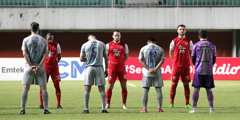 Untuk mengenang para Sepakbola yang telah meningsgal di bilan April, pemain Persija Jakarta mengheningkan cipta sebelum melawan Persib Bandung  final Piala Menpora 2021 leg pertama yang berakhir dengan skor 2-0 di Stadion Maguwoharjo Sleman, Kamis (22/04/2021) malam. 