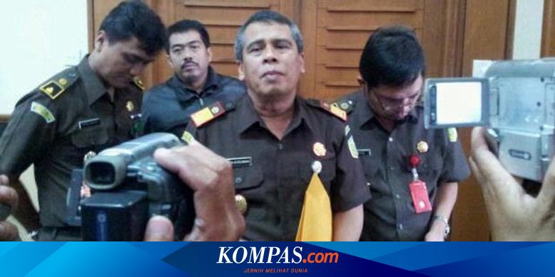Arti peribahasa caina herang laukna beunang
