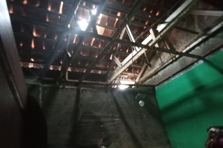 Salah satu rumah warga di Kampung Parung Pinang, RT 01/R 011, Dusun 06, Desa Ciangsana, Kecamatan Gunung Putri, Kabupaten Bogor, yang mengalami kerusakan akibat kebakaran gudang amunisi daerah (Gudmurah) Jaya/Bekasi. 