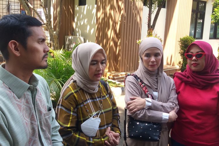 Aldila Jelita (dua dari kanan) selesai menjalani sidang cerai dengan presenter Indra Bekti didampingi kuasa hukumnya, Teguh Putra, saksi Nana dan Riry, di Pengadilan Agama Jakarta Selatan, Senin (3/4/2023).