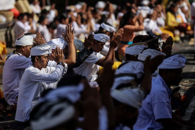 Prosesi upacara Melasti di Pura Ulun Danu Beratan di Desa Candikuning, Kabupaten Tabanan, Bali, Senin (4/3/2019). Upacara Melasti dilaksanakan dalam rangkaian perayaan Nyepi Tahun Baru Caka 1941 yang jatuh pada tanggal 7 maret 2019.