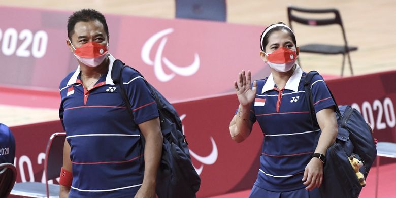 Pasangan ganda campuran Indonesia Hary Susanto/Leani Ratri saat menjalani laga final badminton Paraalimpiade Tokyo 2020, Minggu (5/9/2021).