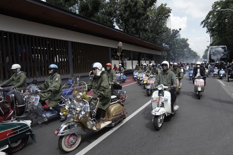 Ribuan scooterist dari berbagai daerah memadati Pintu barat daya, Monas, Jakarta Pusat Pancoran, untuk mengikuti acara tahunan Jakarta Mods Mayday ke-15, Sabtu (24/05/2025). 