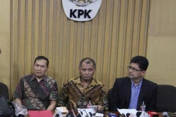 Petugas KPK menunjukkan barang bukti yang diperoleh dari operasi tangkap tangan (OTT) terkait dugaan suap DPRD DKI Jakarta disaksikan Ketua KPK Agus Rahardjobersa ma Wakil Ketua Laode Syarif dan Saut Situmorang di Gedung KPK, Jakarta, Jumat (1/4/2016). Dalam OTT itu KPK berhasil menangkap anggota DPRD DKI Jakarta M Sanusi dan seorang dari pihak swasta serta barang bukti Rp1,140 miliar yang diduga untuk melakukan suap terkait reklamasi pesisir utara Jakarta dan Raperda Rencana Tata Ruang Kawasan Strategis. 