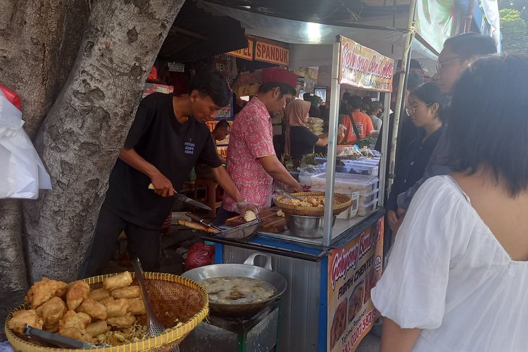 gohyong abah chentet di bazaar takjil ramadhan benhil