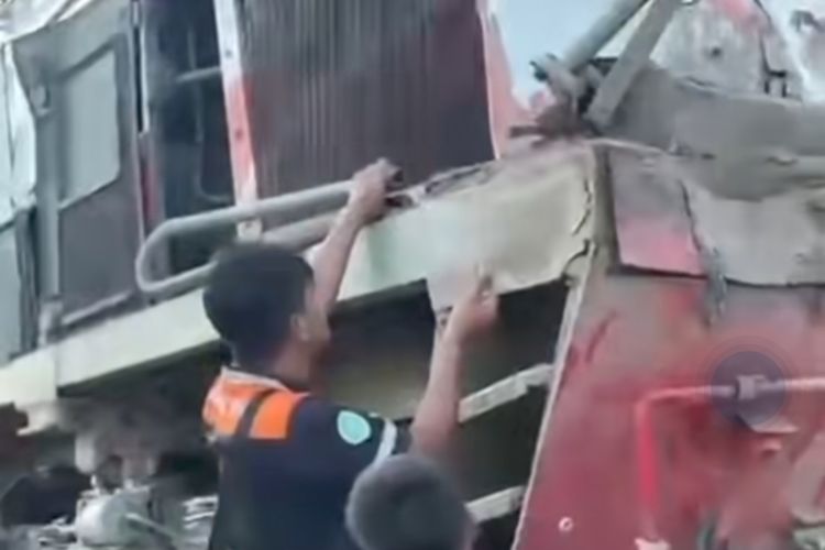 Viral Video KA Putri Deli Tabrak Truk Pasir hingga Keluar Jalur, Sopir Tewas