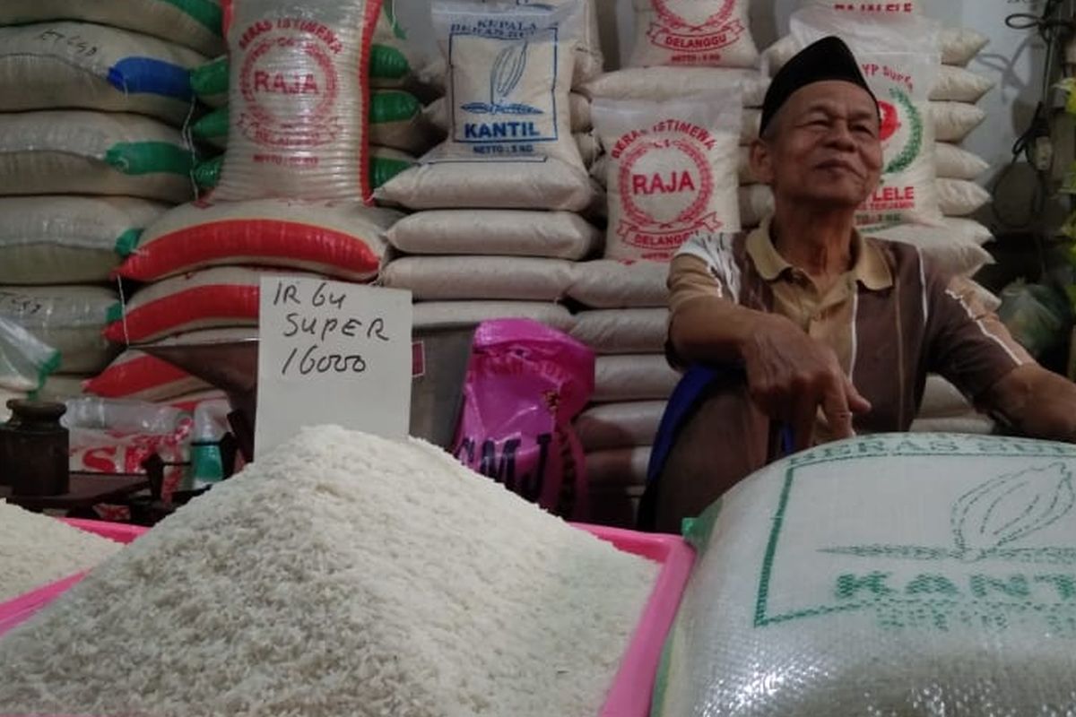 Seorang pedagang beras di Pasar Rejowinangun, Magelang, Selasa (20/2/2024).