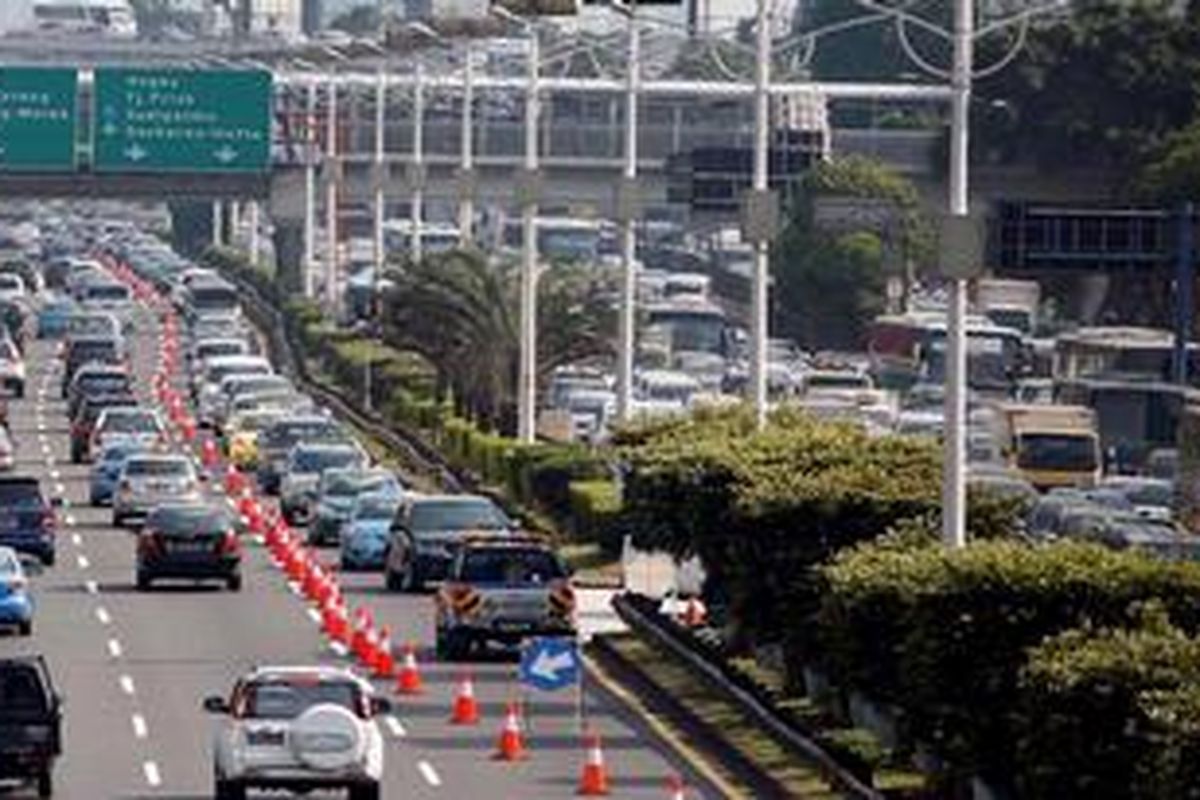 Direktorat Lalulintas Polda Metro Jaya melakukan uji coba lawan arus (contra flow) di ruas tol dalam kota Grogol-Slipi, Jakarta, Senin (25/3/2013). Uji coba dilakukan dari KM 15200 hingga KM 12400. (sepanjang 2,8 kilometer) mulai pukul 06.00 WIB-09.30 WIB, hingga 1 April 2013 mendatang.

